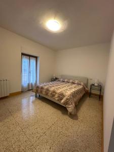 1 dormitorio con 1 cama grande en una habitación en Casa Vacanze ''La Torre'' en Cascia