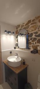 y baño con lavabo y espejo. en calm stone house elemm, en Kastoria
