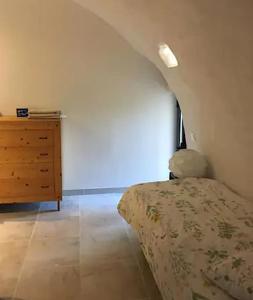 Ένα ή περισσότερα κρεβάτια σε δωμάτιο στο Les Espaces Bergerie - La Hazira