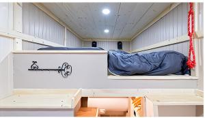 Cette chambre comprend 2 lits superposés. dans l'établissement Le Panorama Orcières, à Orcières