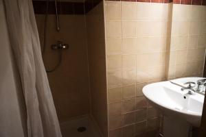 une salle de bain avec douche et lavabo dans l'établissement Résidence Cristallines - 3 pièces 6 personnes MAE-4424, à Orcières 9 autres photos
