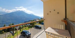 un balcon avec vue sur une montagne dans l'établissement Le Panorama D'Orcières, à Orcières