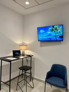 a room with a desk and a laptop and a chair at Pension La Orozca in Benidorm