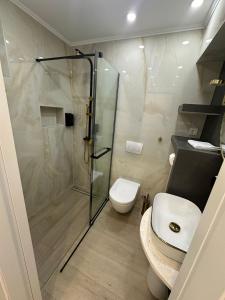 W łazience znajduje się prysznic, toaleta i umywalka. w obiekcie Guest House Sidro w mieście Selce