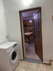 uma casa de banho com uma máquina de lavar roupa num quarto em N'Eden Hostel em Berat