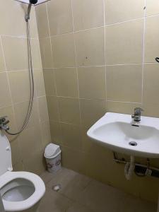 uma casa de banho com um WC e um lavatório em N'Eden Hostel em Berat
