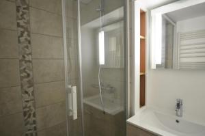 ein Bad mit einer Dusche und einem Waschbecken in der Unterkunft Résidence Jetay - 3 Pièces pour 7 Personnes 464 in Les Menuires