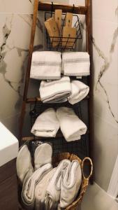 - un ensemble de serviettes sur un portant dans la salle de bains dans l'établissement Cozy flat with garden, à Tinos