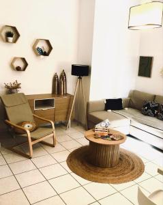 - un salon avec un canapé et une table basse dans l'établissement Cozy flat with garden, à Tinos