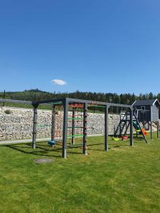einen Park mit Spielplatz mit Schaukel in der Unterkunft Stodoły z widokiem in Nowy Targ