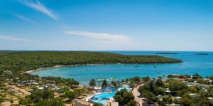 een luchtzicht op een resort en een meer bij Studio Andrea in Rovinj