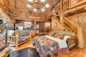 um quarto com uma cama e uma escada num camarote em Serene Lake Luzerne Cabin with Lake and Beach Access! em Lake Luzerne