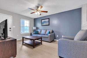 フォートブラッグにあるCb 204 Fayetteville Retreat, Free Parking, Poolのソファと天井ファンのあるリビングルーム