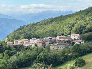 ValleにあるCasa del Giglio a Cadelmonteの高台の家屋群