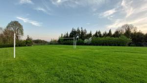 un campo de fútbol con dos postes de gol en la hierba en Na Wzgórzu, en Połchowo