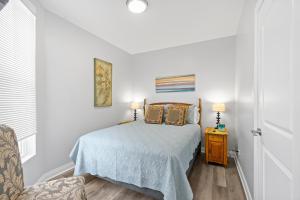 Кровать или кровати в номере Newly rehabbed Greystone with 2 private apartments, backyard, garage, laundry, close to expressway