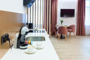 una habitación de hotel con una cafetera en una barra en SQUARE APARTMENTS GDYNIA, en Gdynia