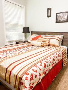 Postel nebo postele na pokoji v ubytování Ideal Wedding Vacation Home For The Whole Family