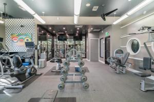 um ginásio com passadeiras e equipamento cardiovascular num edifício em Uptown 1br Apartment, Pool, Gym, Parking Cs em Dallas