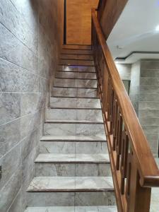 una escalera en una casa con baldosas de piedra en Queen B Palace en Tema