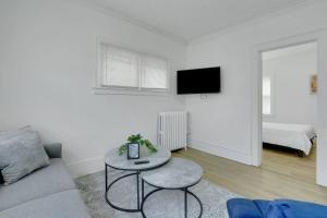 TV a/nebo společenská místnost v ubytování Mayflower 201 Extraordinary 2bd,1bth