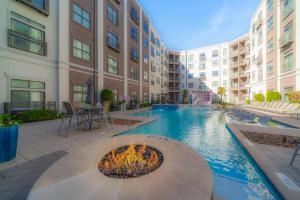 um pátio de apartamentos com uma piscina e uma fogueira em Peaceful 1br Corporate Suite, Parking, Pool Cs em Dallas