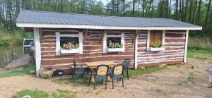 una piccola cabina con tavolo e sedie di Agroturystyka Perła Gaju a Wojciechów