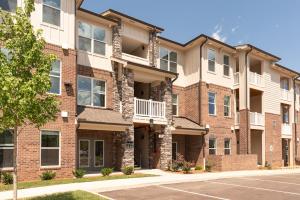 un edificio de apartamentos con una calle delante en Overlook 3210 Modern Luxury In Heart Of Knoxville, en Knoxville