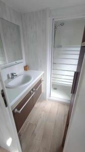 a white bathroom with a sink and a shower at Mobile home 4 personnes - La Cotinière - Ile d'Oléron in La Cotinière
