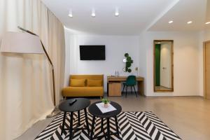 ein Wohnzimmer mit Sofa und Tisch in der Unterkunft White Rooms by Belmont Realty in Zadar