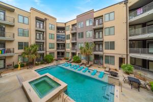 una vista aérea de una piscina en un complejo de apartamentos en High End Apartment, Pool, Gym, Parking Cs, en Dallas