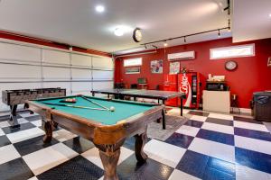Biliár nebo kulečník v ubytování Shared Game Room and Lake Access Hiram Apartment