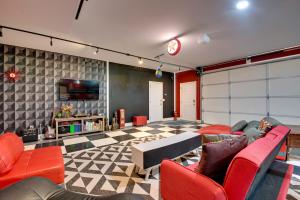 Posezení v ubytování Shared Game Room and Lake Access Hiram Apartment