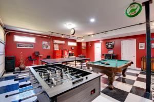 Biliár nebo kulečník v ubytování Shared Game Room and Lake Access Hiram Apartment