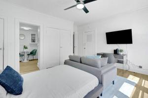una camera bianca con un letto e un divano di Spectacular Studio Apartment a Rochester