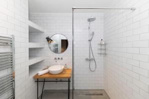 ein weißes Badezimmer mit Waschbecken und Dusche in der Unterkunft White Rooms by Belmont Realty in Zadar
