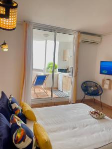 um quarto com uma cama e vista para um pátio em Lever du soleil em La Trinité