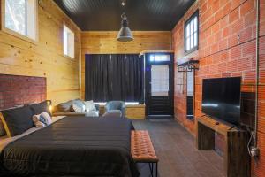 Tempat tidur dalam kamar di Restored Historic Loft - 3 mins to the beach