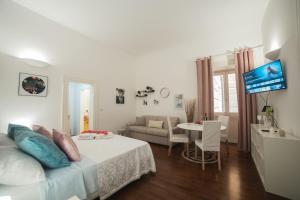 um quarto com uma cama e uma sala de estar em Davids Room Palazzo Tamborino em Lecce
