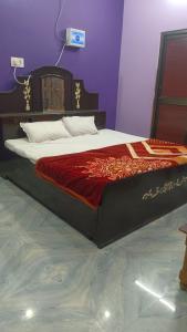 Un pat sau paturi într-o cameră la Indraprastha