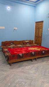 Un pat sau paturi într-o cameră la Indraprastha