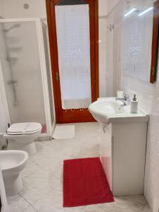 ザッフェラーナ・エトネーアにあるB&B Le Tre rose dell'Etnaの白いバスルーム(トイレ、シンク付)