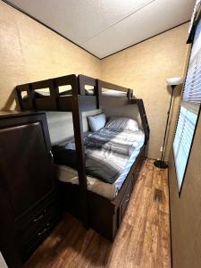 Poschodová posteľ alebo postele v izbe v ubytovaní Vine Ridge Resort - Cottages