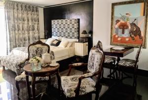 1 dormitorio con 1 cama, mesa y sillas en Moreno 820 Design Apartments en Buenos Aires