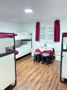 Rúm í herbergi á Sneza
