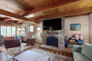 TV a/nebo společenská místnost v ubytování Waterfront Wonder