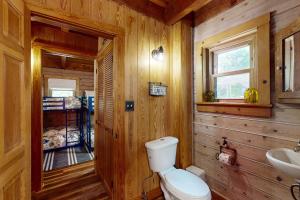 Koupelna v ubytování Waterfront Wonder + 27 fotografií