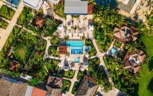 vista aerea di un resort con piscina di Brunei Hotel Boutique a Boca Chica
