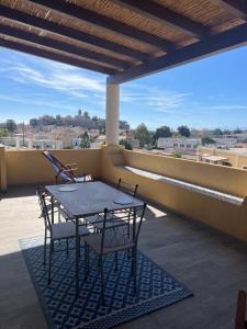 einen Tisch und zwei Stühle auf dem Balkon in der Unterkunft Casa ISABELLA loc turist br in Lipari