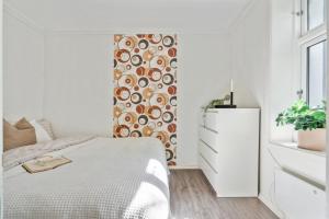 a bedroom with a bed and a wall with a pattern at Perfect getaway 7 min to centrum in Bergen